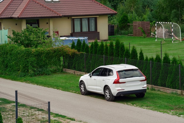 Schlanker europäischer SUV in Vorstädten geparkt Europäisches Sport Nutzfahrzeug Allradantrieb Crossover geparkt Vierrad-Familienwagen