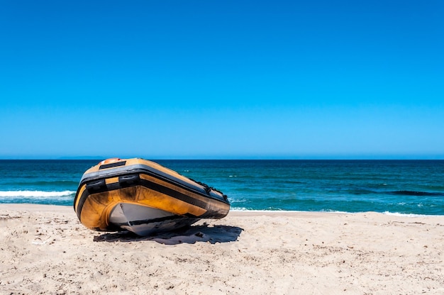 Schlauchboot am Strand