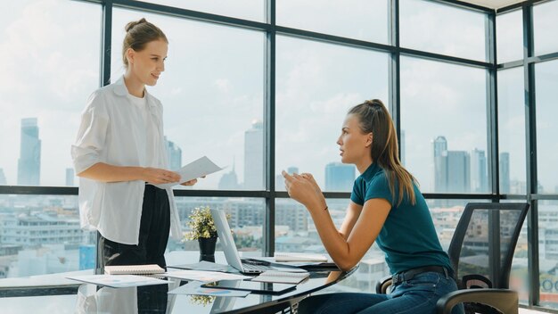 Schlaue Geschäftsfrau präsentiert ein Start-up-Projekt, während der Geschäftsführer aufmerksam zuhört. Professionelles Geschäftsteam arbeitet zusammen, teilt, diskutiert, denkt über eine Geschäftsidee nach.