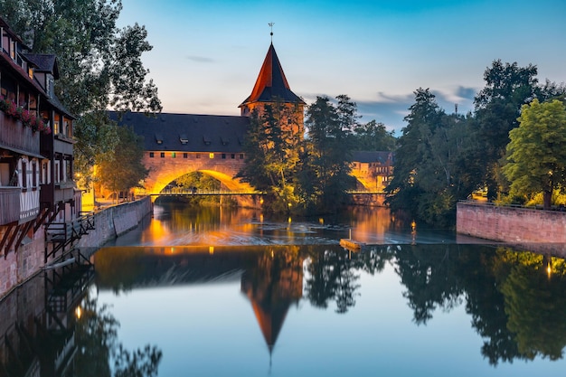 Schlayerturm e ponte em nuremberg, baviera, alemanha