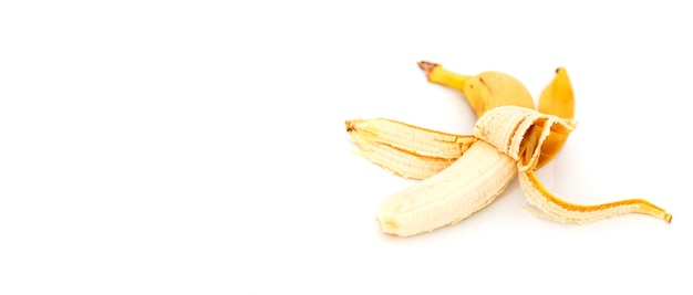 Schlechte Banane isoliert auf weißem Hintergrund. Alte geschälte Banane. Tropische gelbe Frucht. Selektiver Fokus. Konzept der richtigen Ernährung. Platz für eine Inschrift oder ein Logo