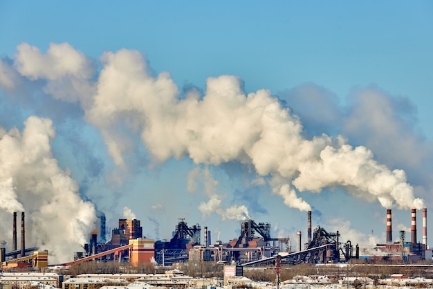 Schlechte Umgebung in der Stadt. Umweltkatastrophe. Schädliche Emissionen in die Umwelt. Rauch und Smog. Verschmutzung der Atmosphäre durch Pflanzenfabrik. Abgase