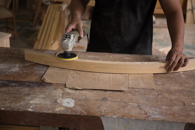 Schleifmaschine, Der Zimmermann verwendet eine Poliermaschine, um das Holz zu glätten.