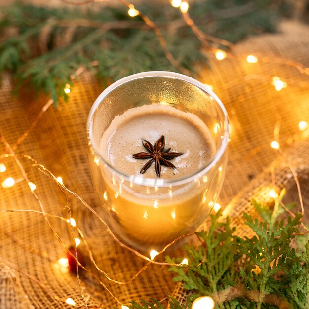 Schließen Sie auf festlichem Kaffee mit Sternanis