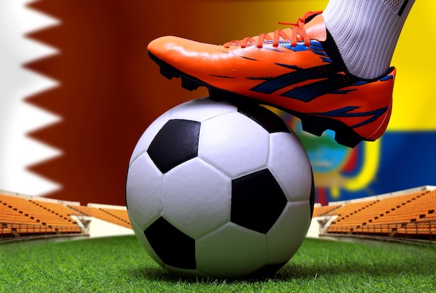 Schließen Sie Beine und Füße von Fußballspielern oder Fußballspielern, die auf grünem Gras laufen und bereit sind, ein Spiel auf dem nationalen Katar und dem nationalen Ecuador zu spielen