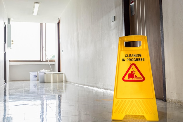 Schließen Sie das gelbe Warnschild mit der Meldung Reinigung läuft