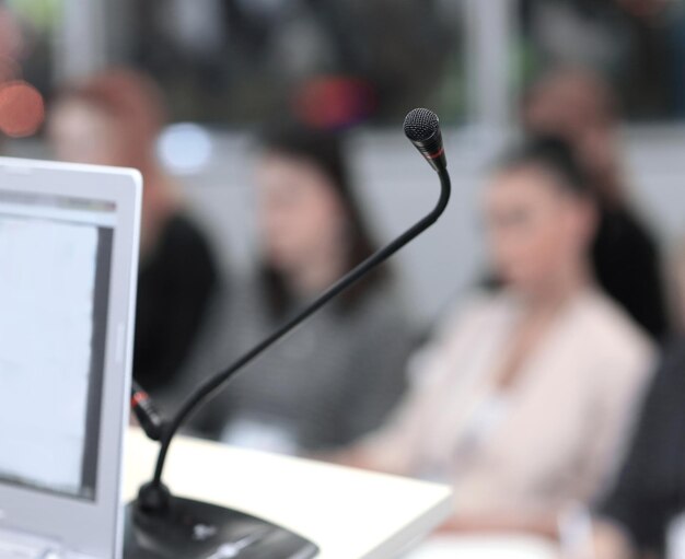 Schließen Sie das geöffnete Notizbuch auf dem Tisch im Konferenzraum