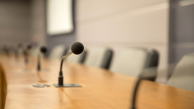 Foto schließen sie das konferenzmikrofon auf dem besprechungstisch.