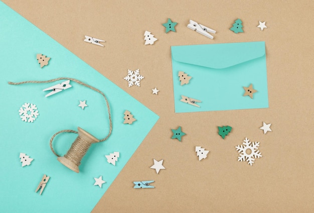 Schließen Sie das Verpacken und Verpacken von Weihnachtsgeschenken mit blauem und braunem Papier, Tischplattenansicht, flache Lage