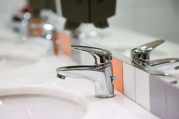 Schließen Sie den alten Edelstahl-Chrom-Wasserhahn im Badezimmer und Staub auf der Oberfläche nicht reinigen und Sensor für automatisches Öffnen und Schließen der Wasserversorgung