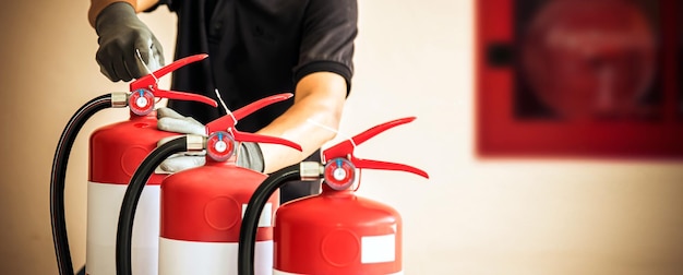 Schließen Sie den Feuerlöscher und den Feuerwehrmann, der den Manometerstand überprüft