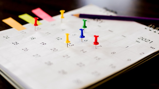 Schließen Sie den Kalender auf dem braunen Tisch in Planungsideen.