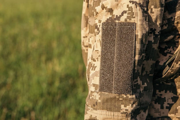 Schließen Sie den Klettverschluss mit Kopierbereich auf dem Arm der Militäruniformsoldaten