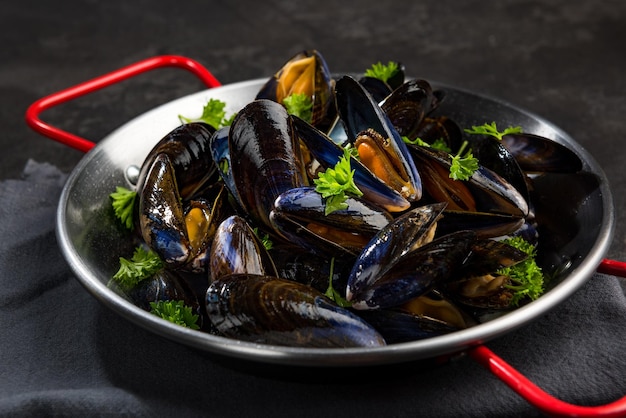 Schließen Sie die Ansicht über Muscheln im Topf Meeresfrüchte gesundes Gericht