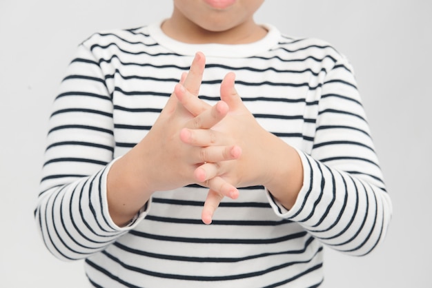 Schließen Sie die Hände des Jungen mit antibakteriellem Händedesinfektionsgel. Konzept zur Händedesinfektion.