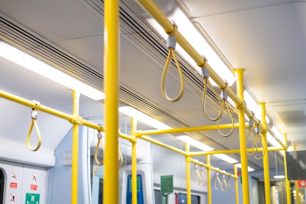 Schließen Sie die Hand des Gummi-Kunststoffkabels, die im Flughafen-Schienenverbindungszug hält