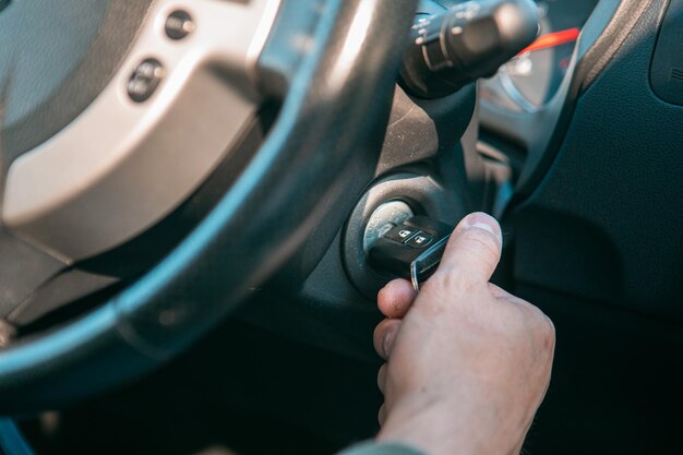 Schließen Sie die Hand des Mannes, um den Kopierraum für den Automotor zu starten