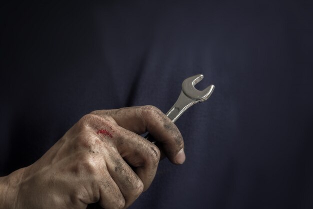 Foto schließen sie die hand des mechanikerarbeiters und verletzen sie am mittelfinger