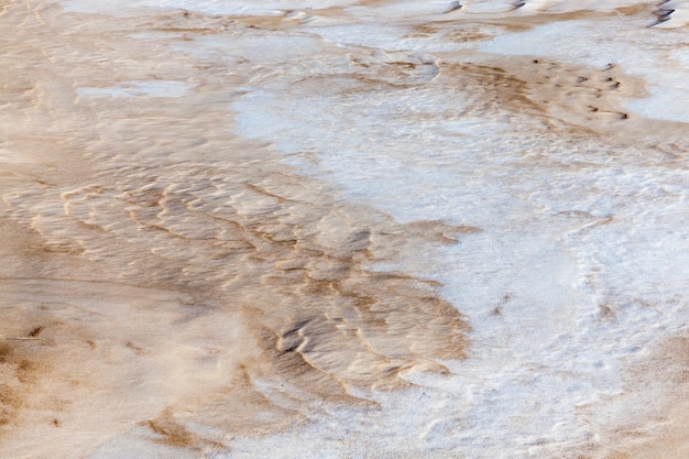 Schließen Sie die Wintersaison mit schmutzigem Schnee