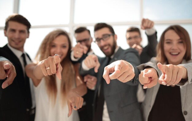 Schließen Sie eine Gruppe junger Geschäftsleute, die auf Sie zeigen, das Konzept der Wahl