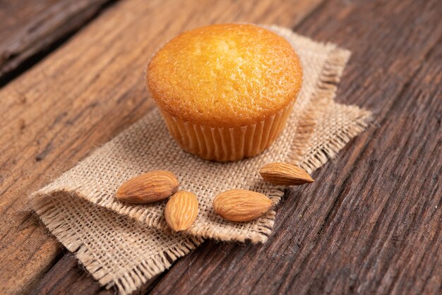 Schließen Sie eine Tasse Mandel Kuchen gegen Sack Stoff