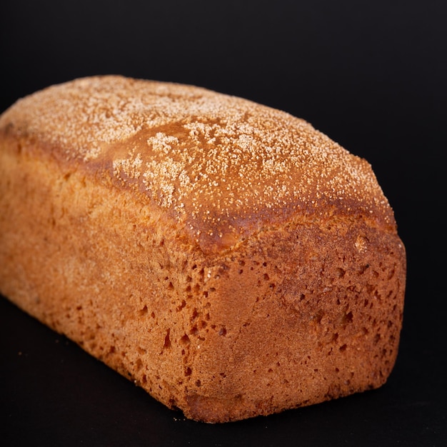 Schließen Sie französisches mageres Brot auf schwarzem Hintergrund Konzeptrezept für handgemachtes Brot leckeres Essen