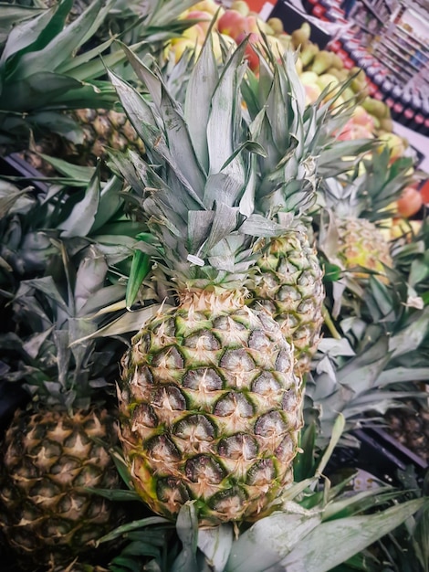 Schließen Sie frische Ananas auf der Theke