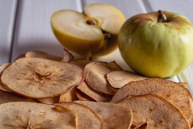 Foto schließen sie getrocknete apfelfruchtchips und frische äpfel