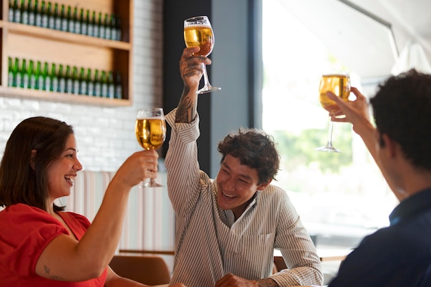 Foto schließen sie glückliche freunde mit brille nach oben