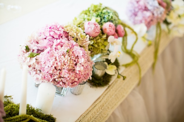 Schließen Sie herauf Ansicht an den Blumendekorationen für Feiertage und Hochzeitsabendessen