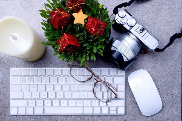 Schließen Sie herauf Ansicht der Hirsegraspflanze im Topf mit Weihnachtsdekoration und der Tastatur auf dem Schreibtisch