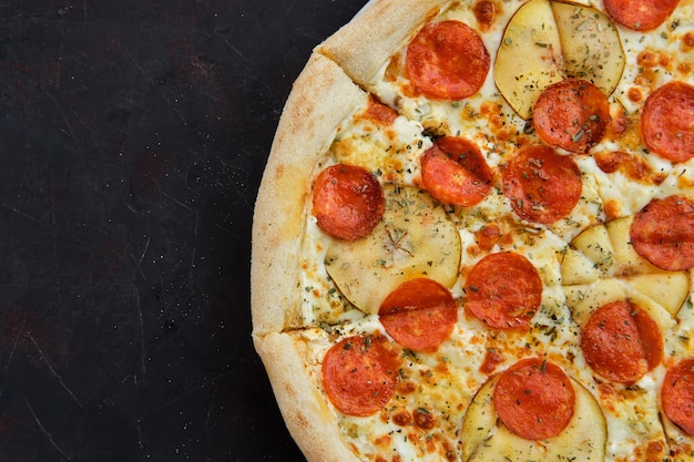 Schließen Sie herauf Ansicht der Pizza mit Wurst-, Birnen- und Dor-Blauschimmelkäse