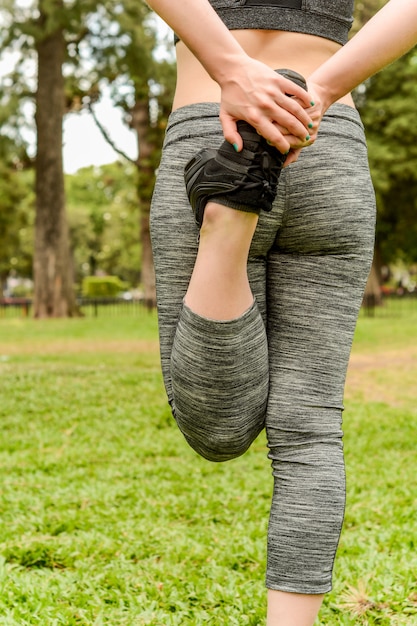 Schließen Sie herauf Ansicht der streching Beine der Sportfrau