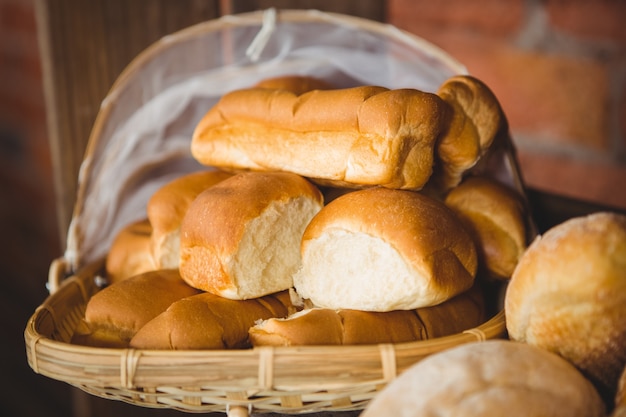 Schließen Sie herauf Ansicht des Korbes mit frischem Brot