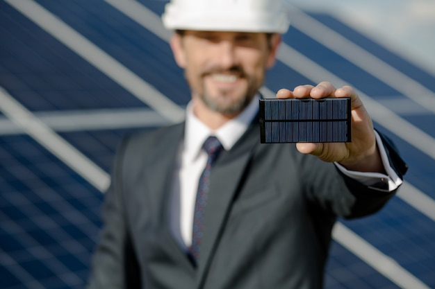 Schließen Sie herauf Ansicht über photovoltaisches Element in der Hand des Geschäftskunden.