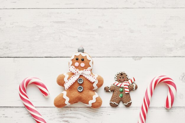 Schließen Sie herauf Ansicht von bunten Weihnachtsplätzchen und von Draufsicht der Lutscher.