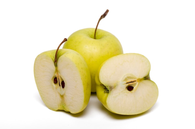 Schließen Sie herauf Ansicht von den gelben Äpfeln eines Stapels, die auf einem weißen Hintergrund lokalisiert werden.
