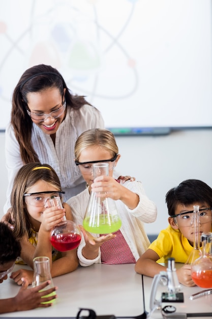 Schließen Sie herauf Ansicht von den Schülern, die Wissenschaft mit Lehrer tun