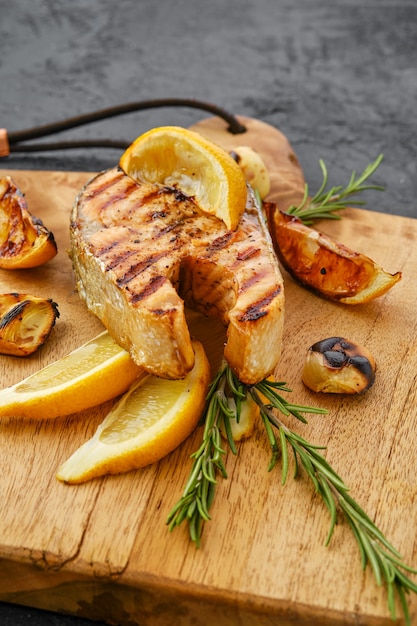 Schließen Sie herauf Ansicht von rohen Forellensteaks auf hölzernem Schneidebrett bereit zum Kochen