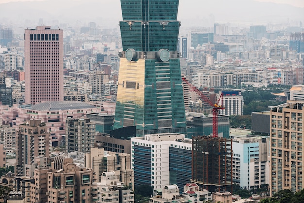 Schließen Sie herauf Antenne über im Stadtzentrum gelegenem Taipeh mit Wolkenkratzer Taipehs 101 in der Dämmerung von Xiangshan.