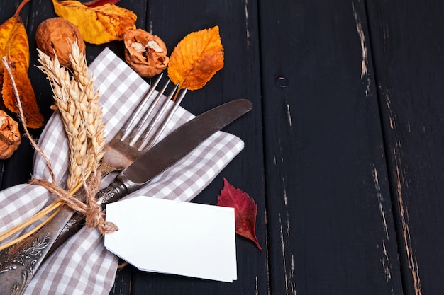 Schließen Sie herauf auf Herbsttabelleneinstellung mit Geschirr