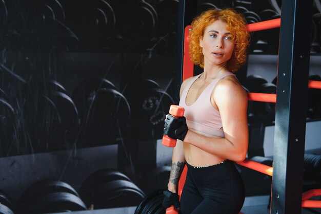 Schließen Sie herauf Bild der fit Frau im Fitnessstudio