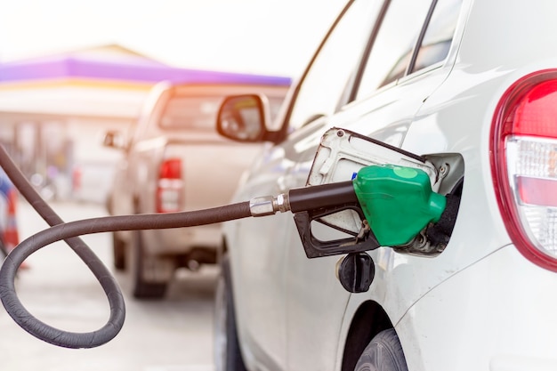 Schließen Sie herauf Bild des Kraftstoffüberwachungssystems, das ein Erdöl zum Fahrzeug an der Tankstelle tankt.