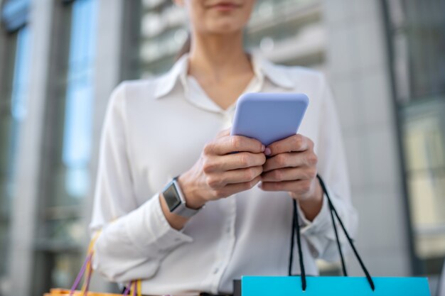 Schließen Sie herauf Bild einer Frau mit einem Smartphone