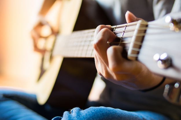 Schließen Sie herauf das Handmädchen, welches die Gitarre spielt