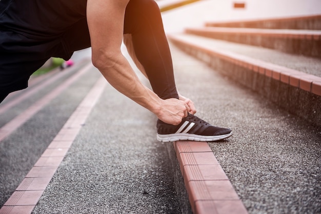 Schließen Sie herauf den Sportmann, der Stadt an der im Freien trainiert