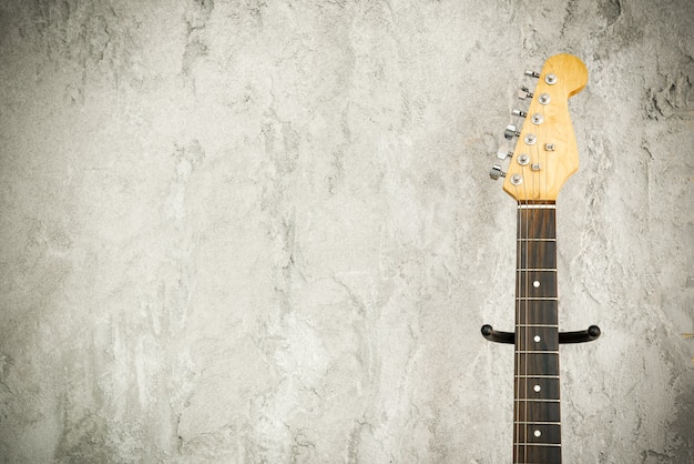 Foto schließen sie herauf detail einer e-lead-gitarre mit altem backsteinmauerhintergrund.