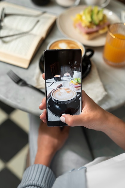 Foto schließen sie herauf die hand, die kaffeefoto macht