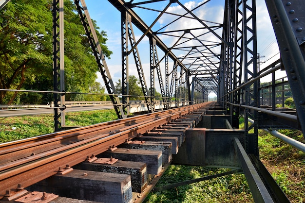 Schließen Sie herauf Eisenbahnschienen zusammen Alte Brücke