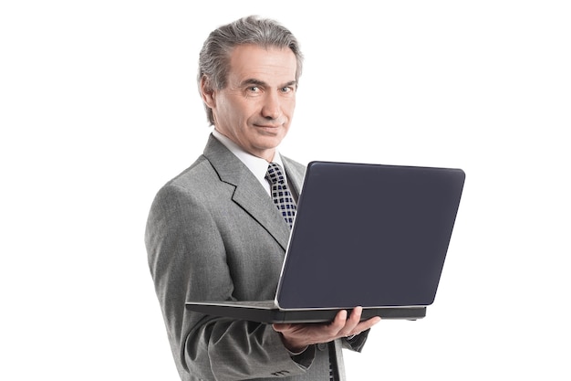 Schließen Sie herauf. Erwachsener Geschäftsmann, der Laptop-Bildschirm betrachtet. Isoliert auf weißem Hintergrund.